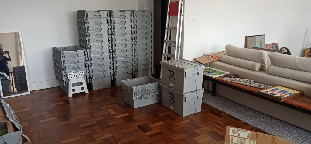 caixas plásticas empilhadas na sala de estar