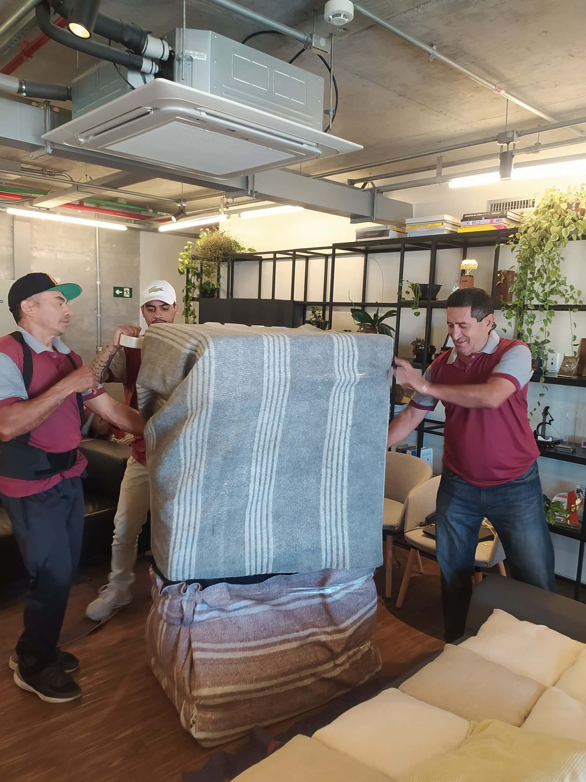 Equipe da Osmar embalando um móvel com manta de proteção em um escritório