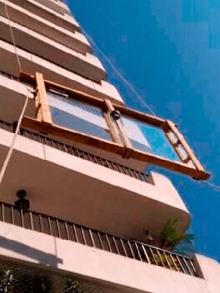 Plataforma de içamento na fachada de um edifício