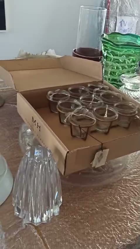 Caixa de papelão com pertences embalados com cuidado