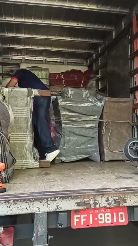 Caminhão da Osmar carregado, com móveis protegidos por mantas