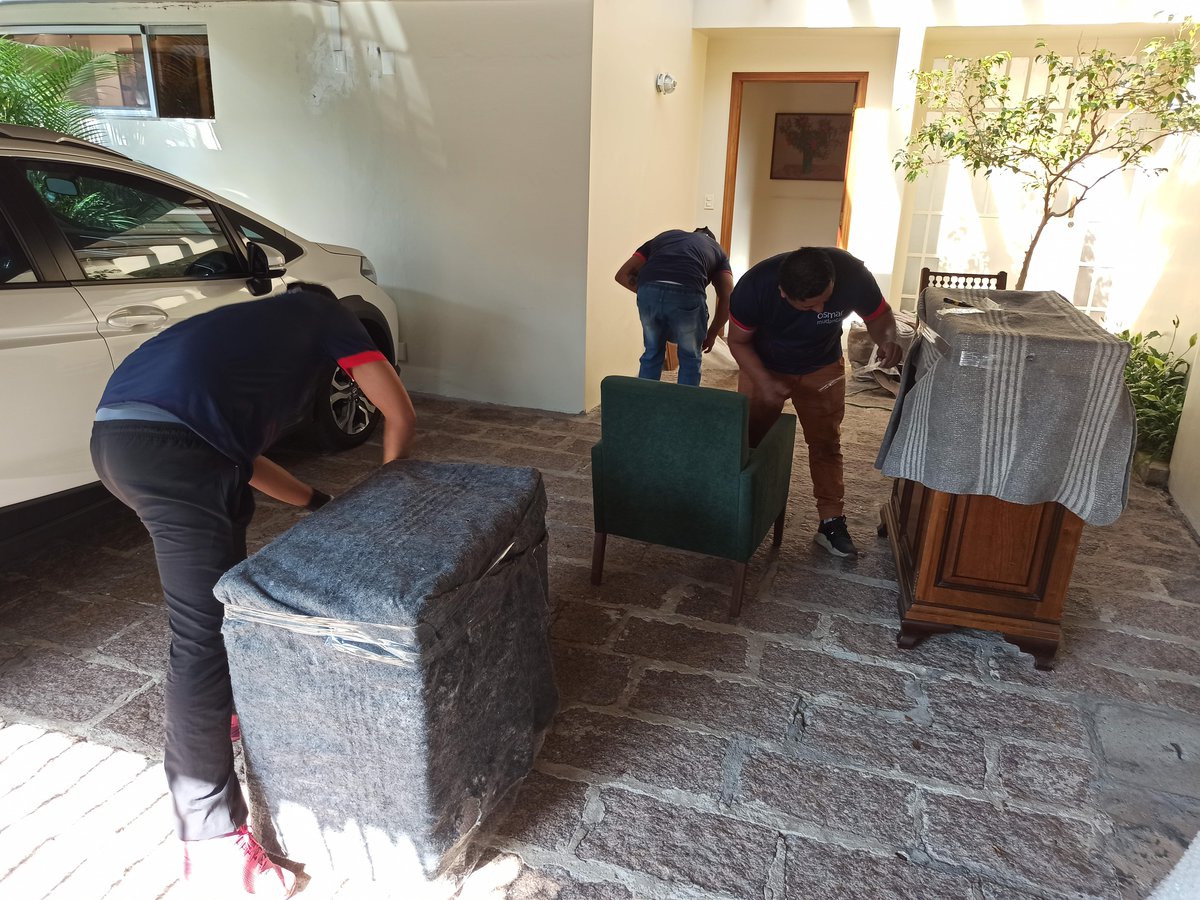 ajudantes embalando móveis