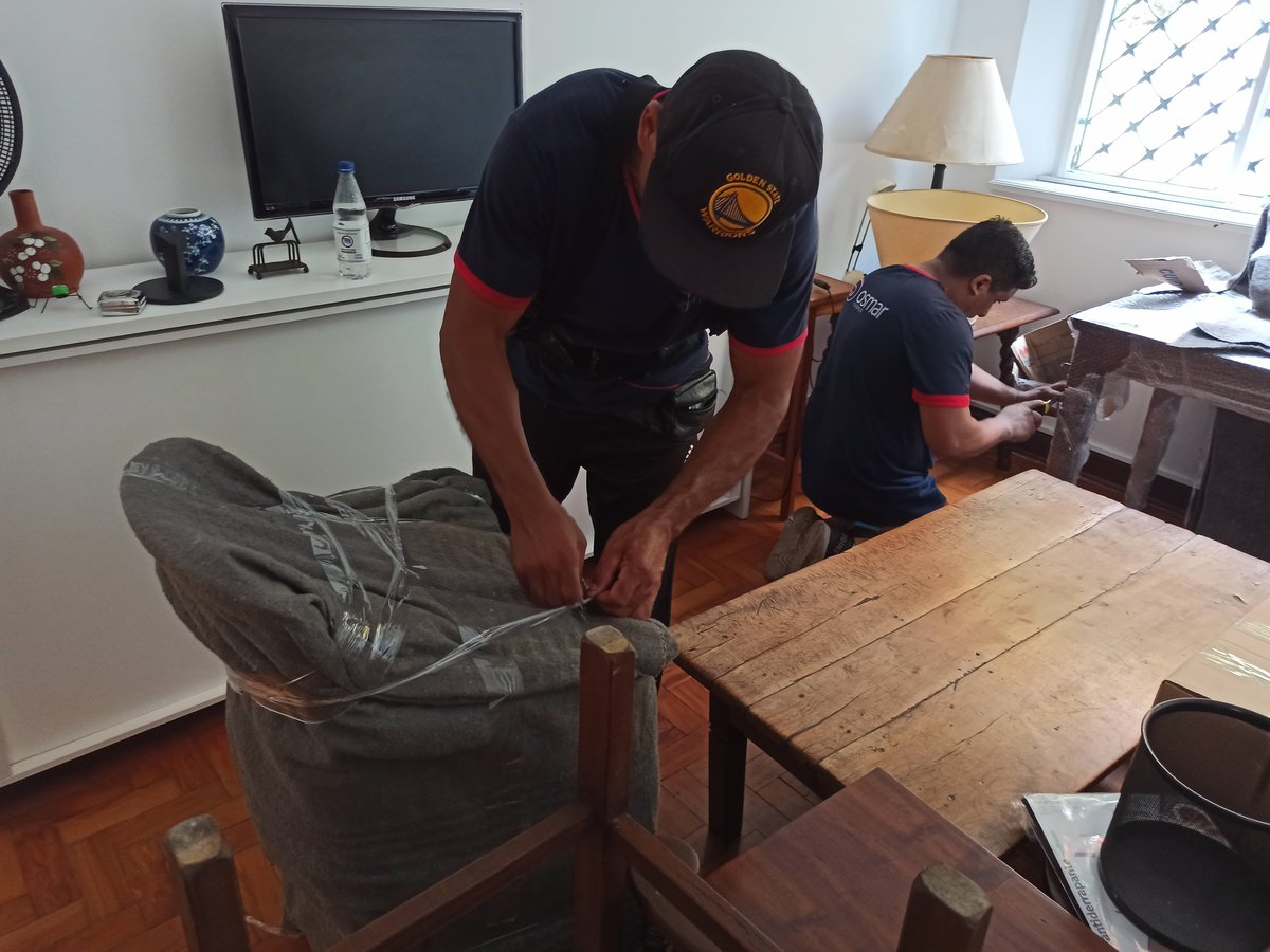 ajudantes mudando sala de estar