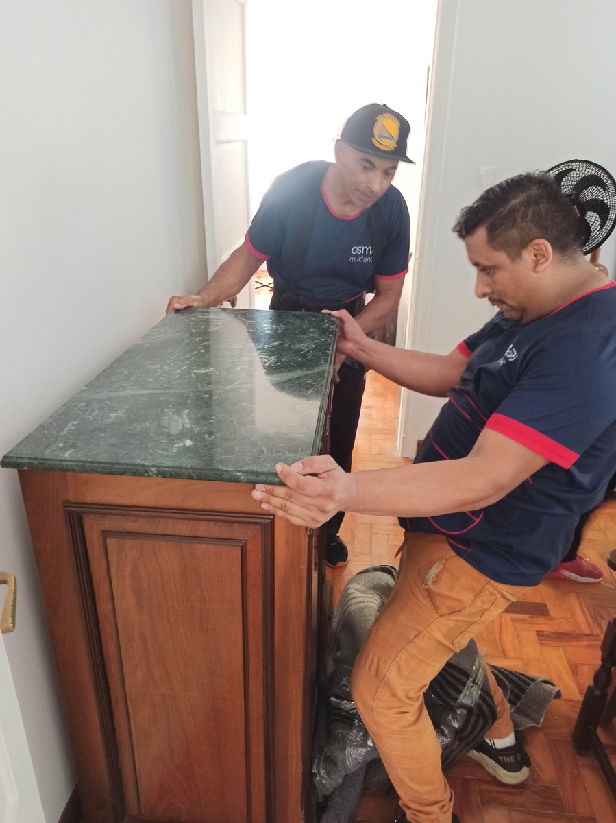 ajudante arrumando tampo de móvel