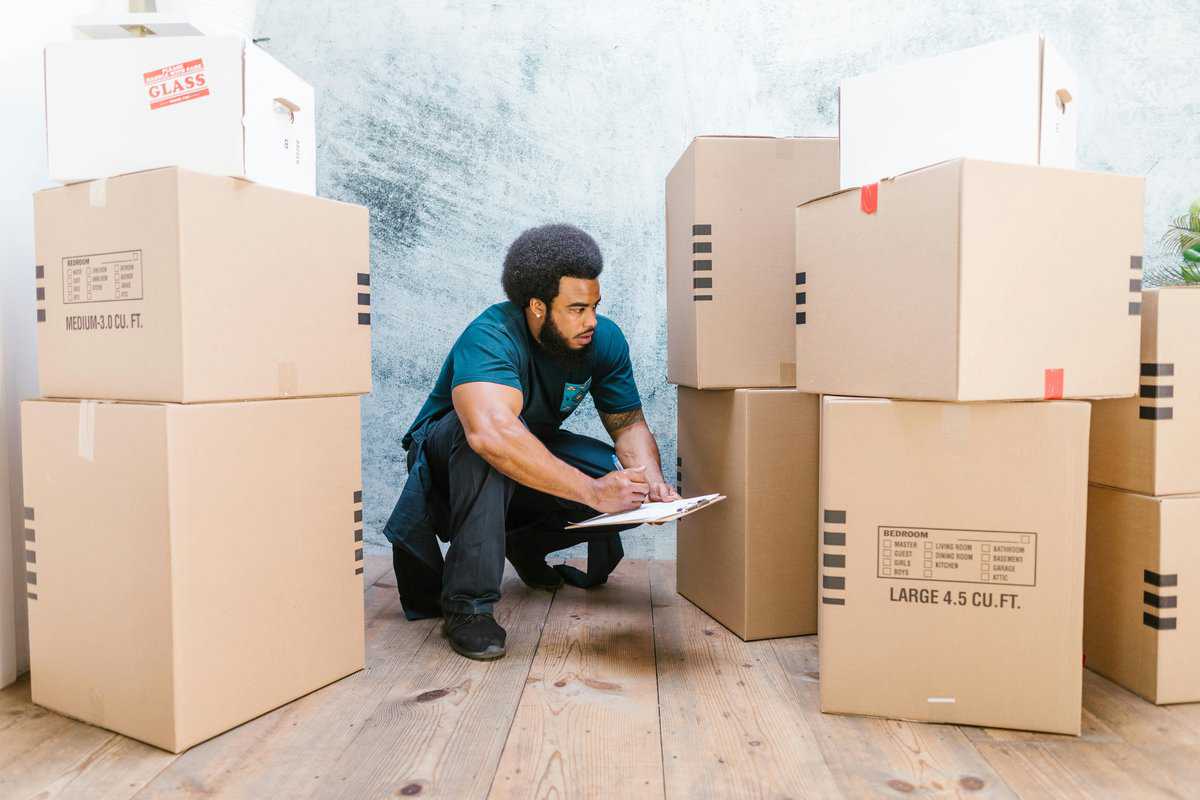 mover with checklist and moving boxes