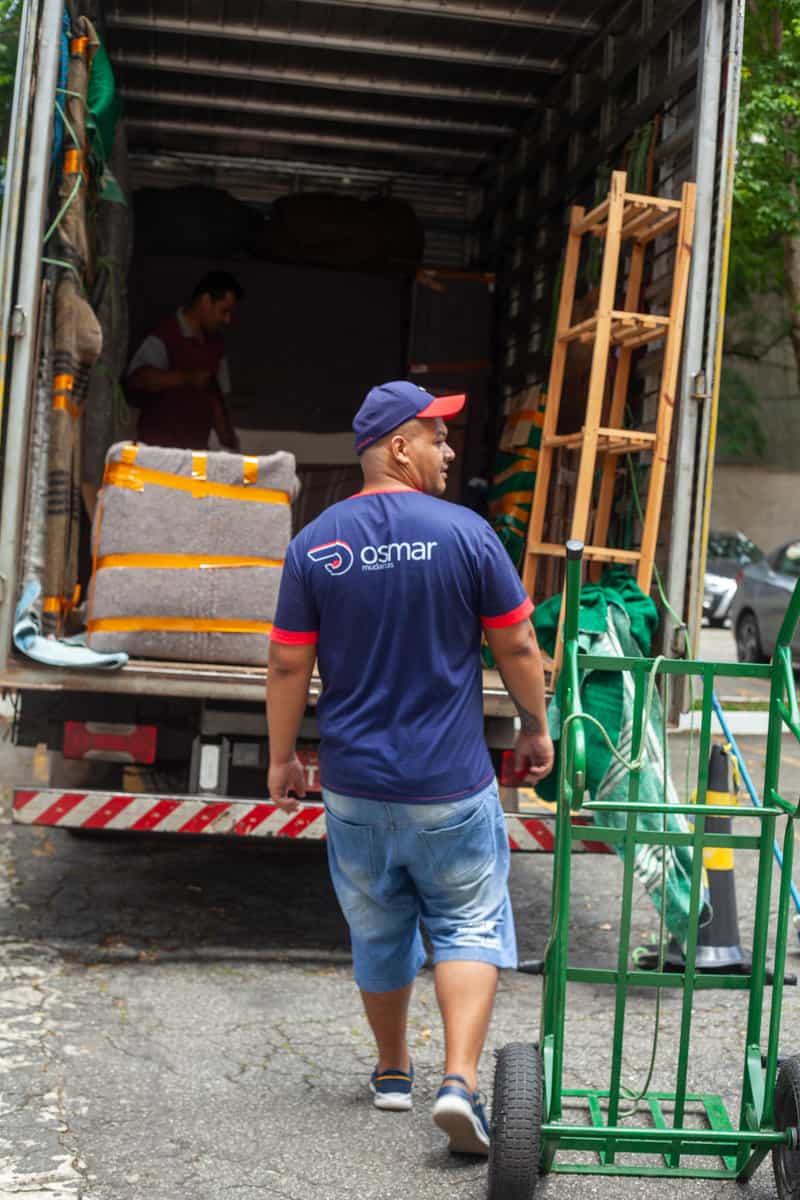 ajudante de mudança caminhando para o caminhão