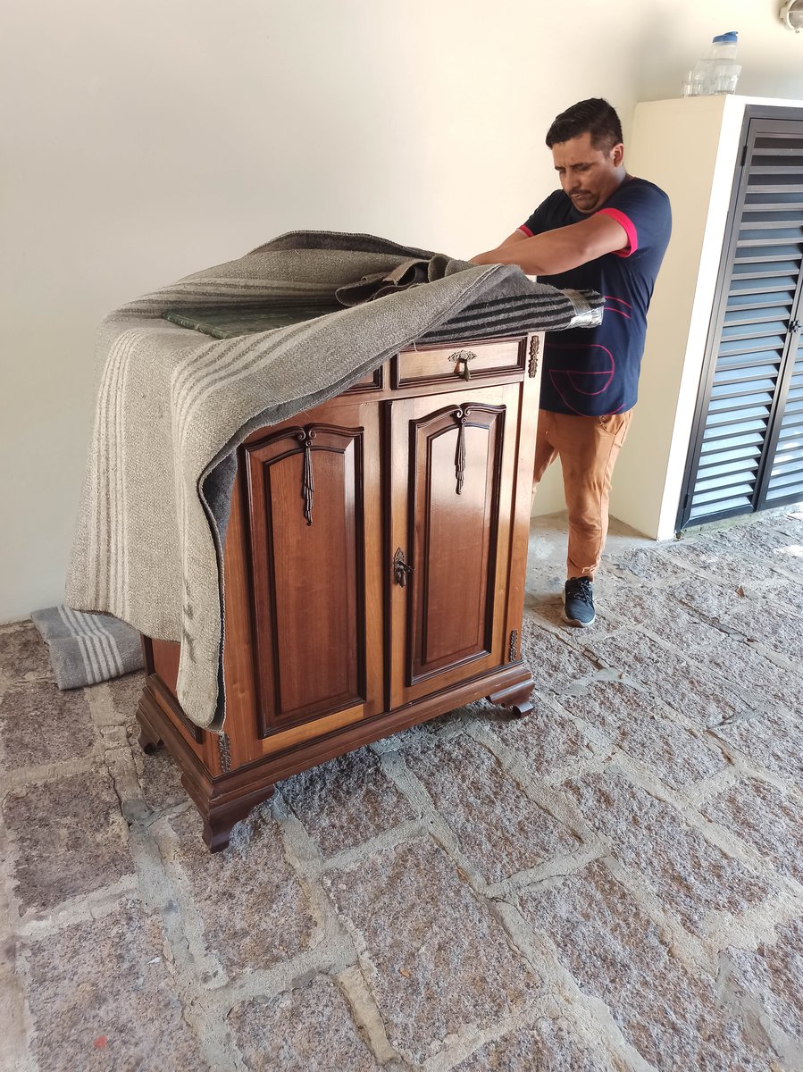 ajudante embalando móvel com coberta