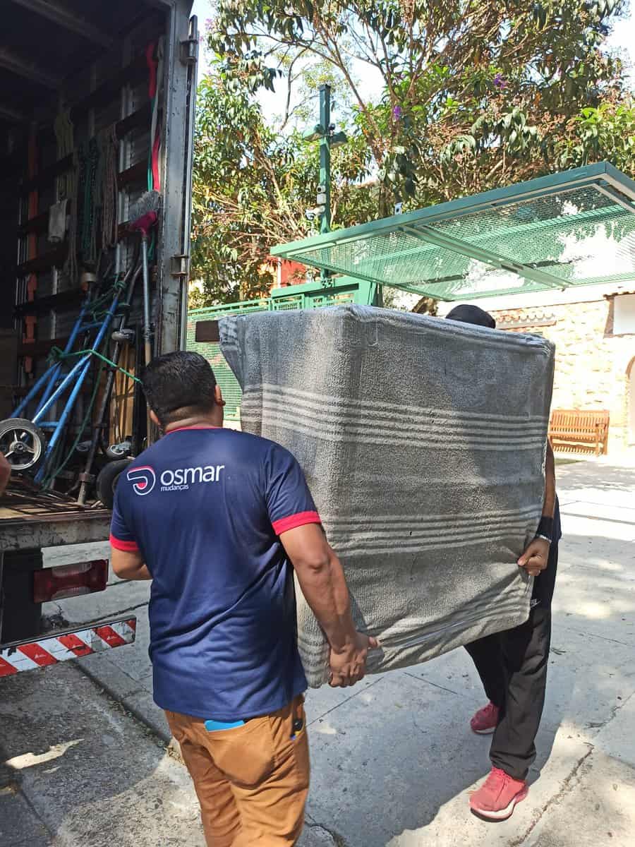 ajudantes carregando móvel