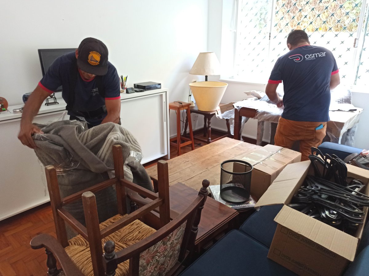 ajudantes mudando sala de estar