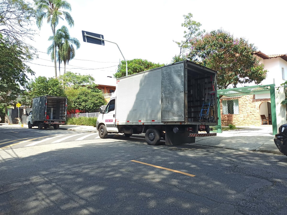 caminhões de mudança estacionados