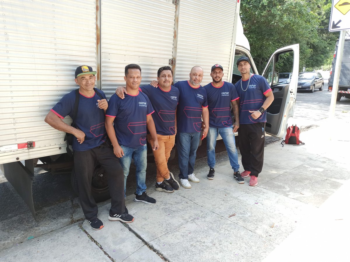 equipe de mudanças na frente do caminhão