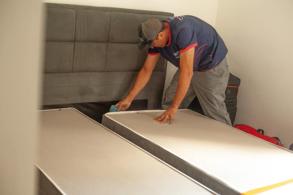 ajudante montando cama de casal