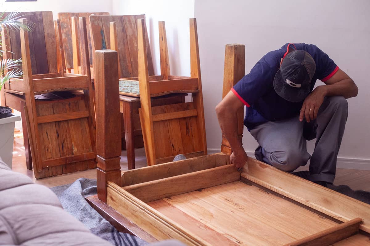 ajudante montando mesa de jantar
