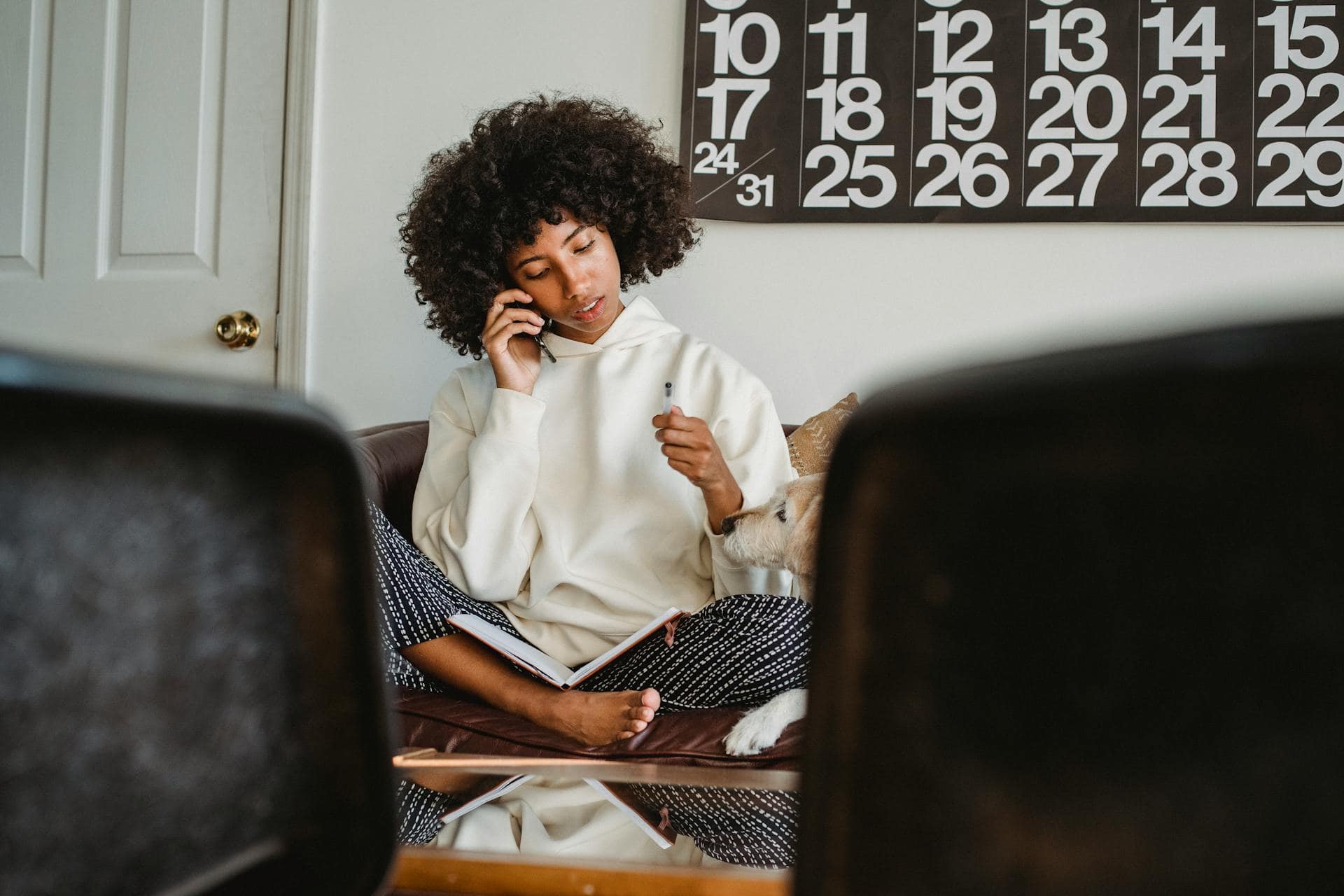 mulher negra falando ao telefone
