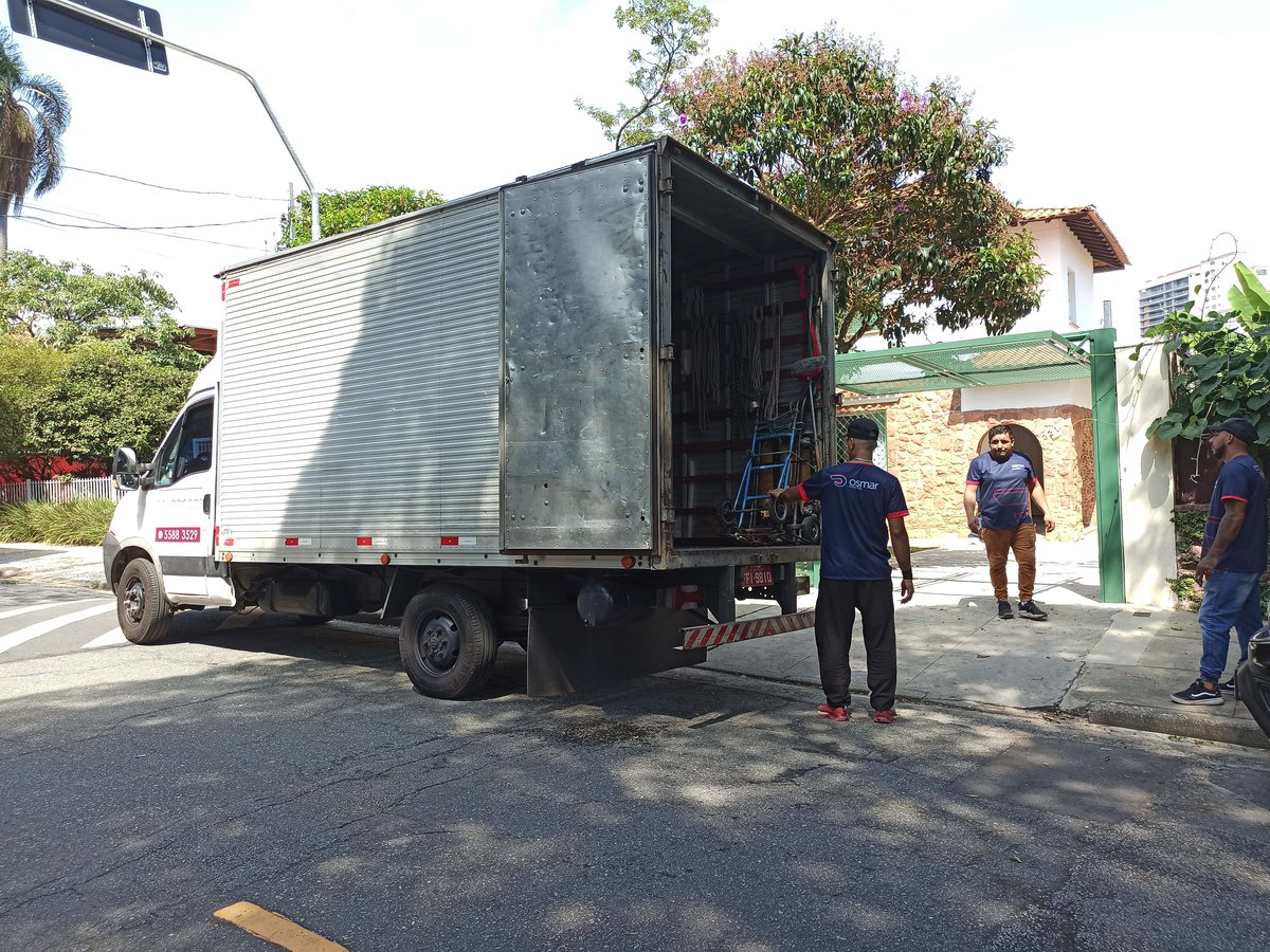 caminhão de mudança com ajudantes